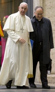 Antonio Spadaro con papa Francesco durante il sinodo del 2015.